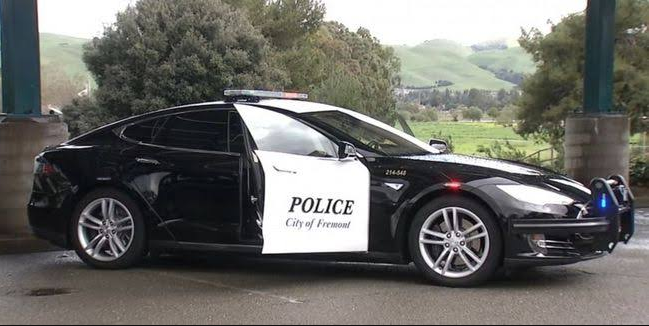 Tesla Milik Polisi California Kehabisan Listrik Membuat Gagal Mengejar Penjahat