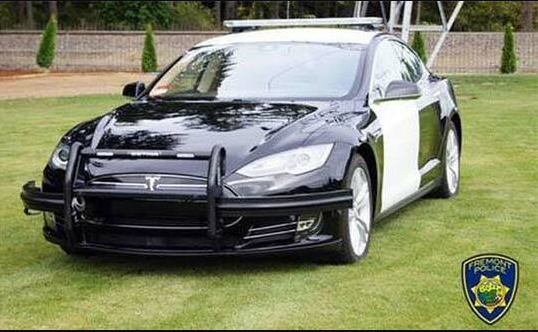 Tesla Milik Polisi California Kehabisan Listrik Membuat Gagal Mengejar Penjahat