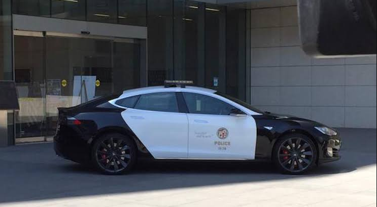 Tesla Milik Polisi California Kehabisan Listrik Membuat Gagal Mengejar Penjahat