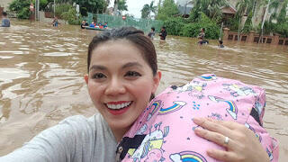 Santuy! Begini Gaya Para Artis Kena Banjir ,Yuni Shara Fashion Show?