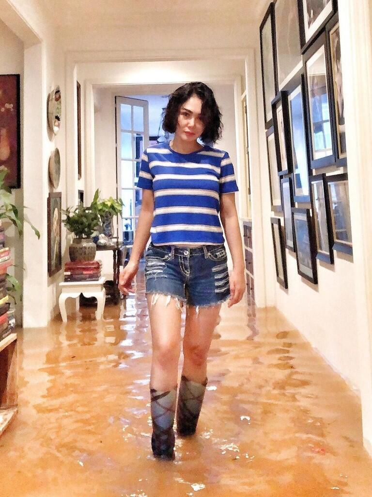 Santuy! Begini Gaya Para Artis Kena Banjir ,Yuni Shara Fashion Show?