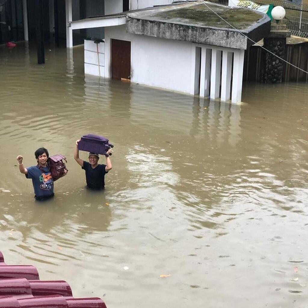 Santuy! Begini Gaya Para Artis Kena Banjir ,Yuni Shara Fashion Show?