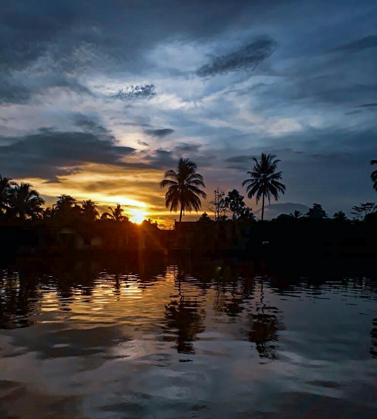 Kehampaan di sore hari