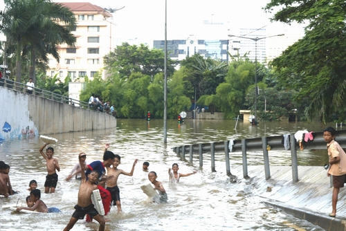 Banjir lagi, perekonomian ibukota lumpuh! Berapa kerugiannya? 