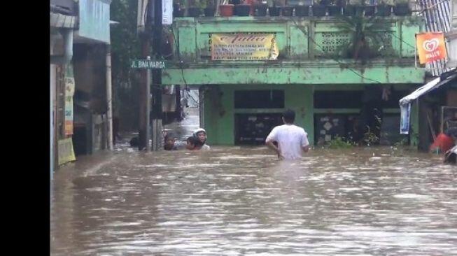 Banjir Hingga 2 Meter Rendam Perumahan Warga Rawajati Pancoran