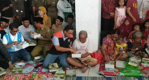 Anies Makan Nasi Padang di Pengungsian Korban Banjir Rawa Buaya