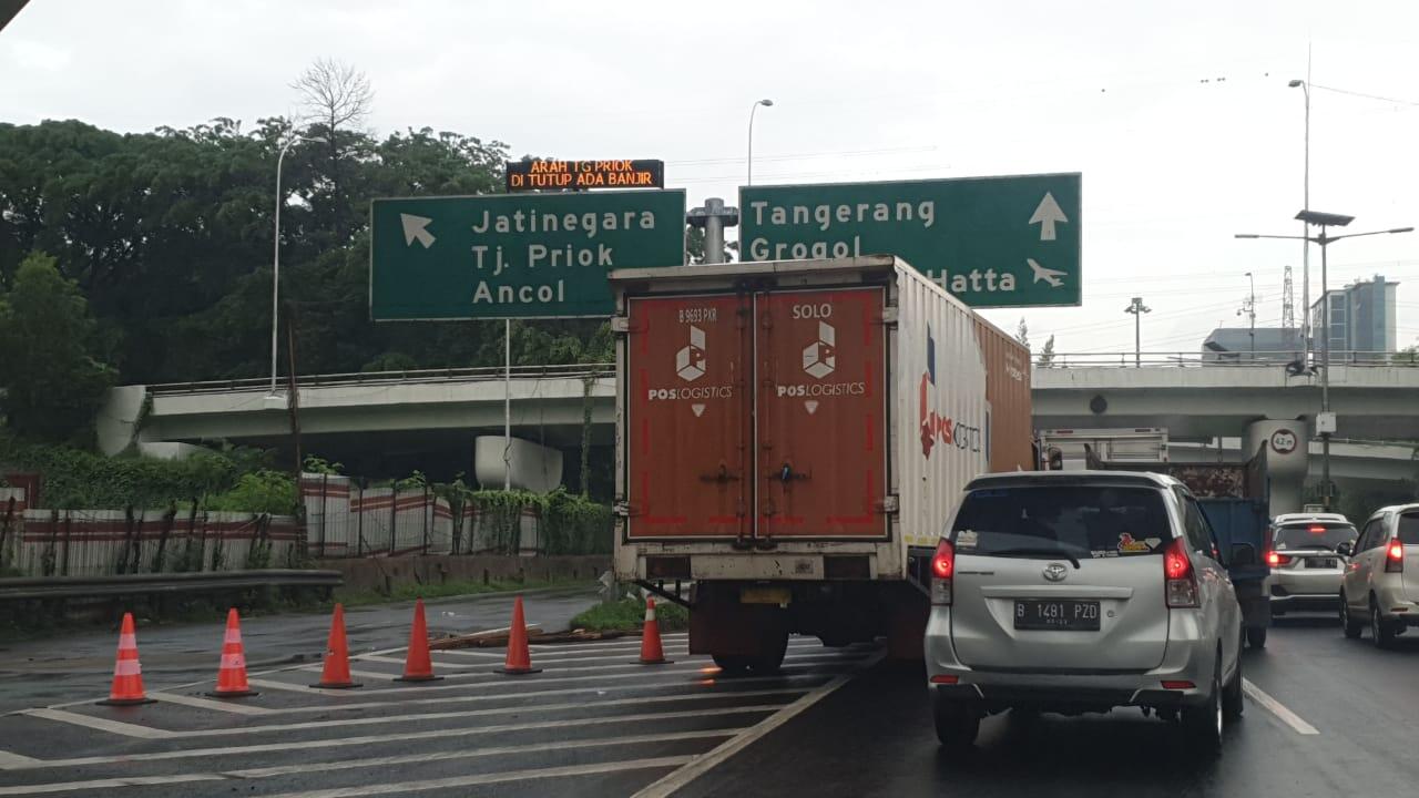 Beberapa dokumentasi genangan air di tol pasca banjir malam tahun baru 2020