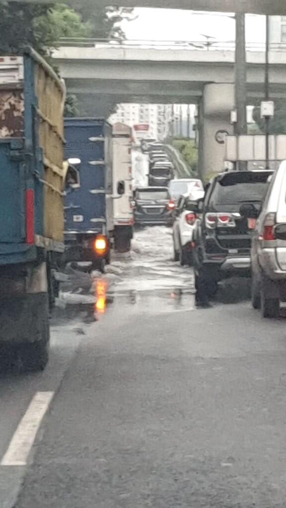 Beberapa dokumentasi genangan air di tol pasca banjir malam tahun baru 2020