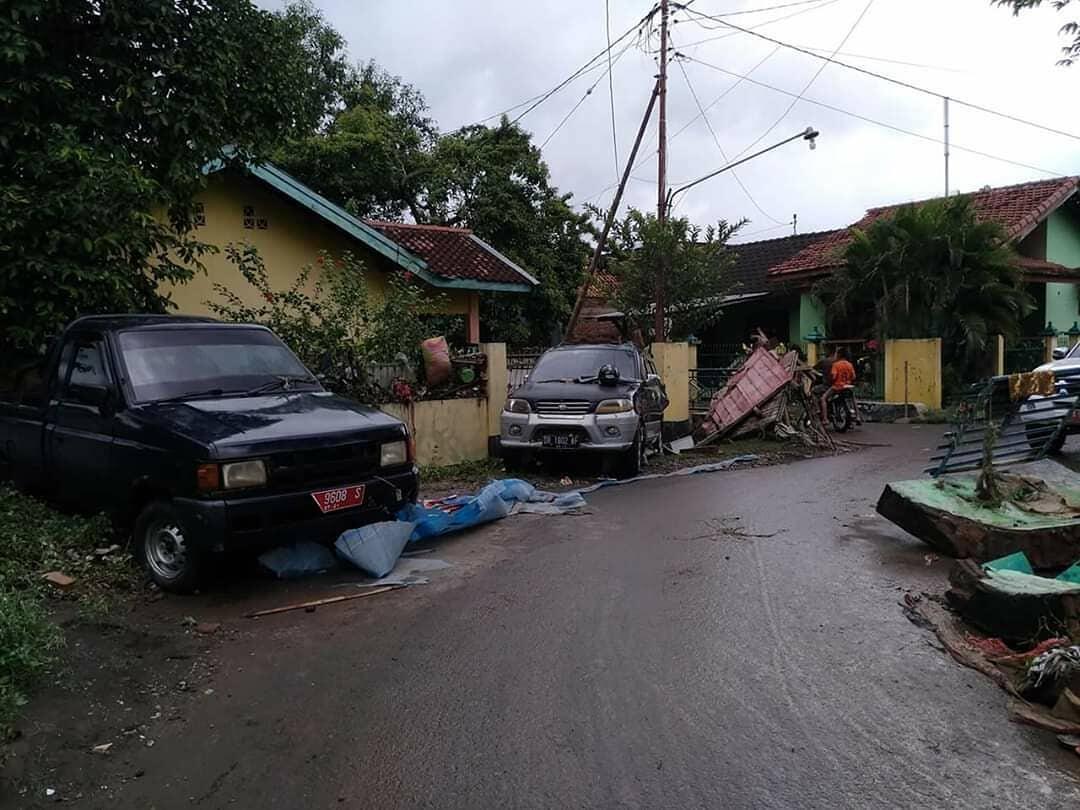 Terlalu Santuy! Pria Ini Memancing Dalam Kamar Sambil Rebahan di Kasur