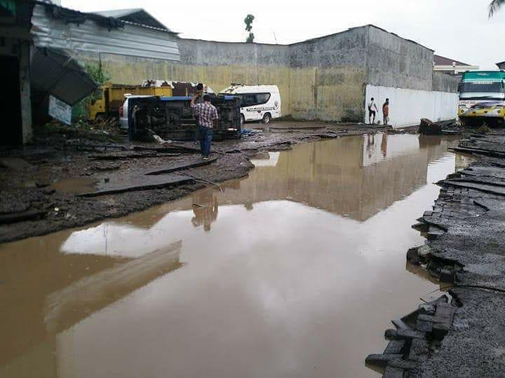 Terlalu Santuy! Pria Ini Memancing Dalam Kamar Sambil Rebahan di Kasur