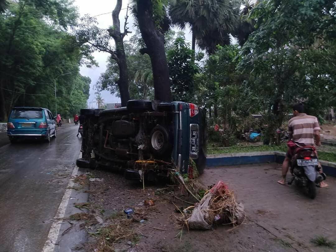 Terlalu Santuy! Pria Ini Memancing Dalam Kamar Sambil Rebahan di Kasur