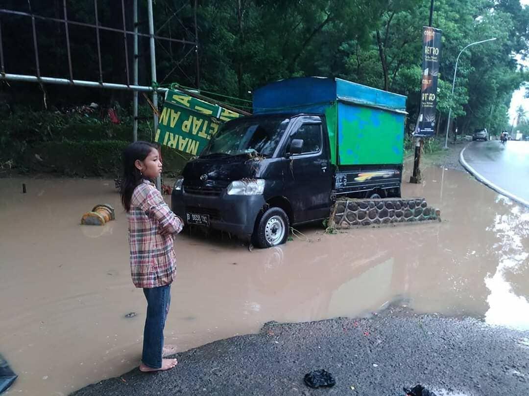 Terlalu Santuy! Pria Ini Memancing Dalam Kamar Sambil Rebahan di Kasur