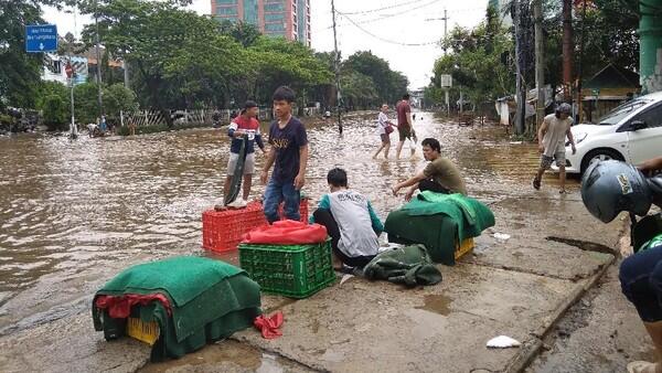 Jalan Daan Mogot Depan Green Garden Jakbar Masih Terendam Banjir