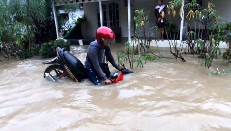 Lakukan Hal Ini Jika Sepeda Motor Terendam Banjir