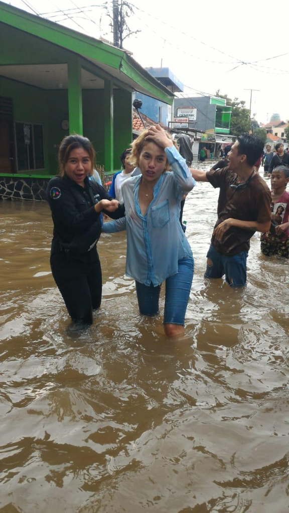 Kunjungi Korban Banjir Benarkah Nikita Mirzani Ga Pake Bra? 