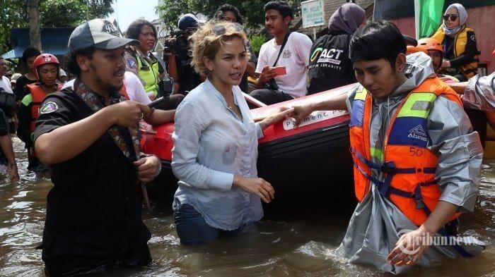 Kunjungi Korban Banjir Benarkah Nikita Mirzani Ga Pake Bra? 