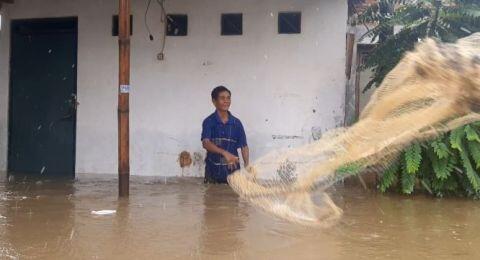 Potret Santuy Warga Indonesia saat banjir 