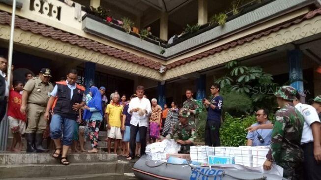 Anies ke Pengungsi Banjir Penjaringan: Jangan Tunggu Sakit Baru ke Dokter