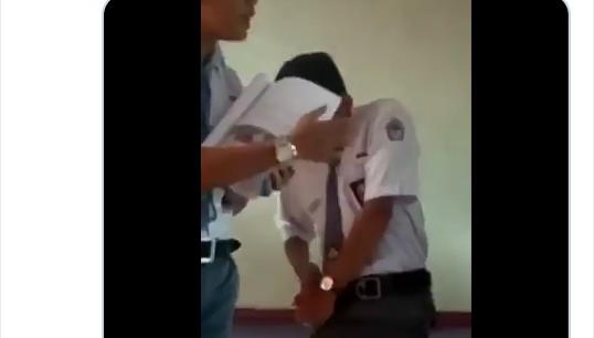 Teman Sibuk Presentasi, Malah Tangan Si Kucrit Kejebak di Celana! Apakah Bisa Lepas?