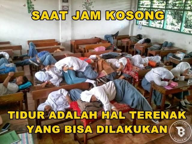 Teman Sibuk Presentasi, Malah Tangan Si Kucrit Kejebak di Celana! Apakah Bisa Lepas? 