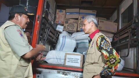 Ganjar Kirim 3 Truk Logistik untuk Korban Banjir di Jabodetabek-Lebak