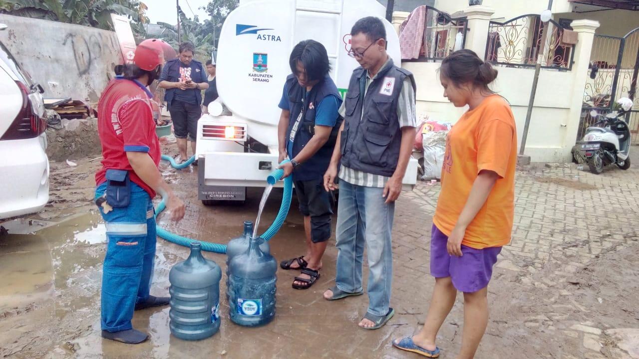 PMI Kota Tangerang Menyalurkan Bantuan Air Bersih