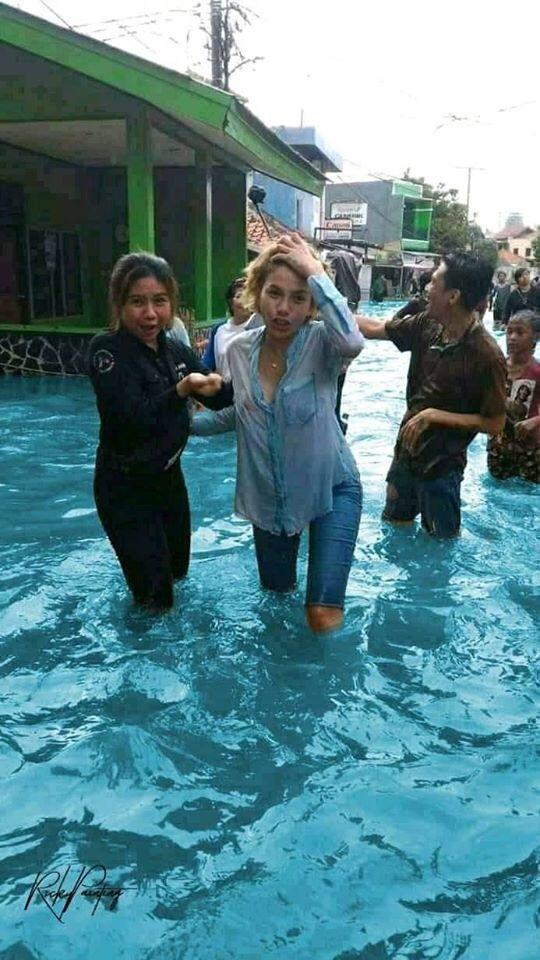 Keren! Ini Dia Deretan Edit Foto Saat Kejadian Banjir, Setuju Tidak?