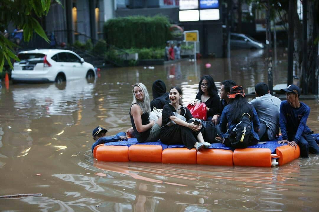 Keren! Ini Dia Deretan Edit Foto Saat Kejadian Banjir, Setuju Tidak?