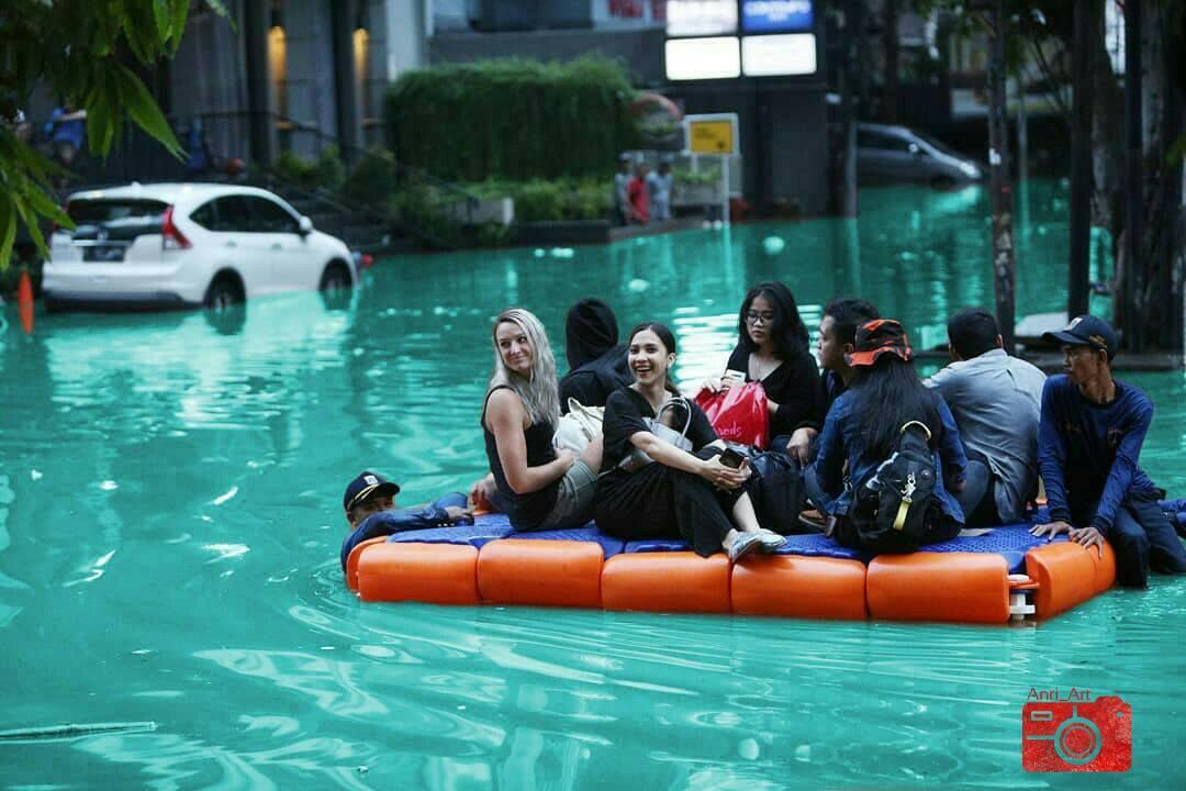 Keren! Ini Dia Deretan Edit Foto Saat Kejadian Banjir, Setuju Tidak?