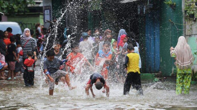 Korban Banjir di Rawa Buaya Mulai Terserang Diare hingga Gatal-gatal

