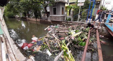 Warga Rawa Buaya Mengeluh Sampah Banjir: Liput Dong Biar Diangkut Petugas