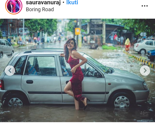 Mahasiswi Cantik Ini Berpose Ditengah Banjir! Yuk, Kepoin Gan?
