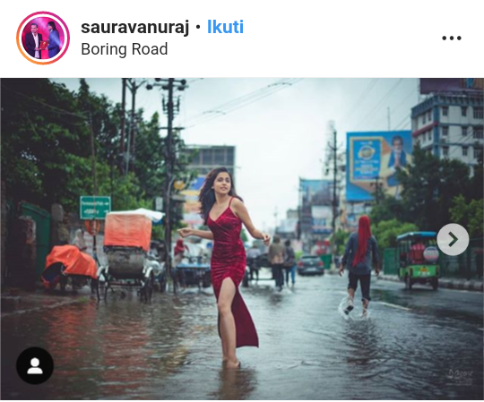 Mahasiswi Cantik Ini Berpose Ditengah Banjir! Yuk, Kepoin Gan?
