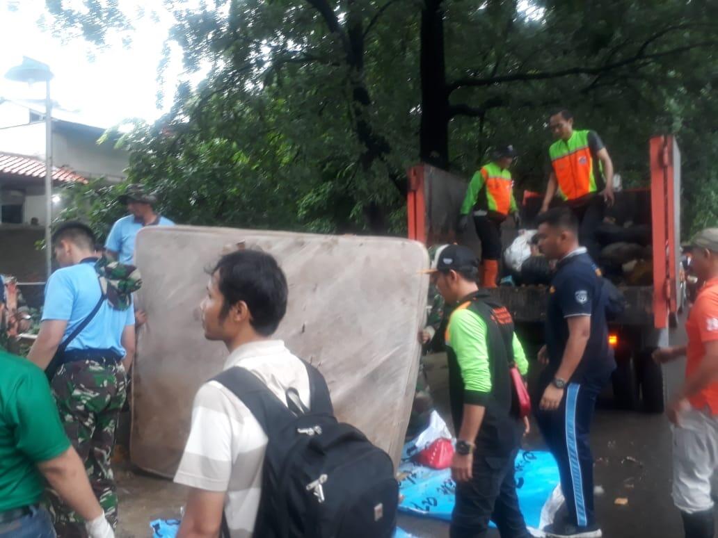 Sampah Jakarta Setelah Pasca Banjir, Adakah Solusinya?