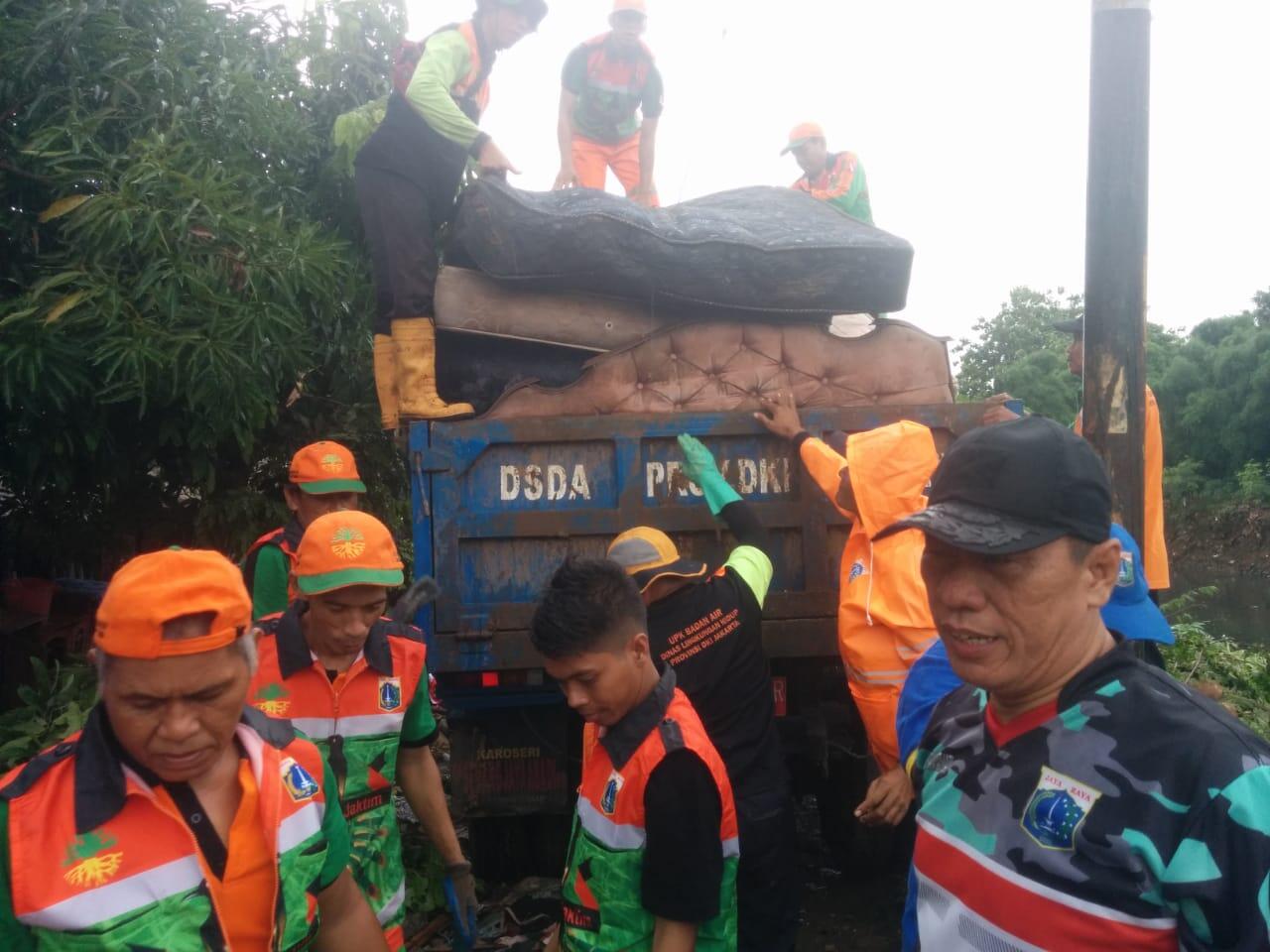 Sampah Jakarta Setelah Pasca Banjir, Adakah Solusinya?