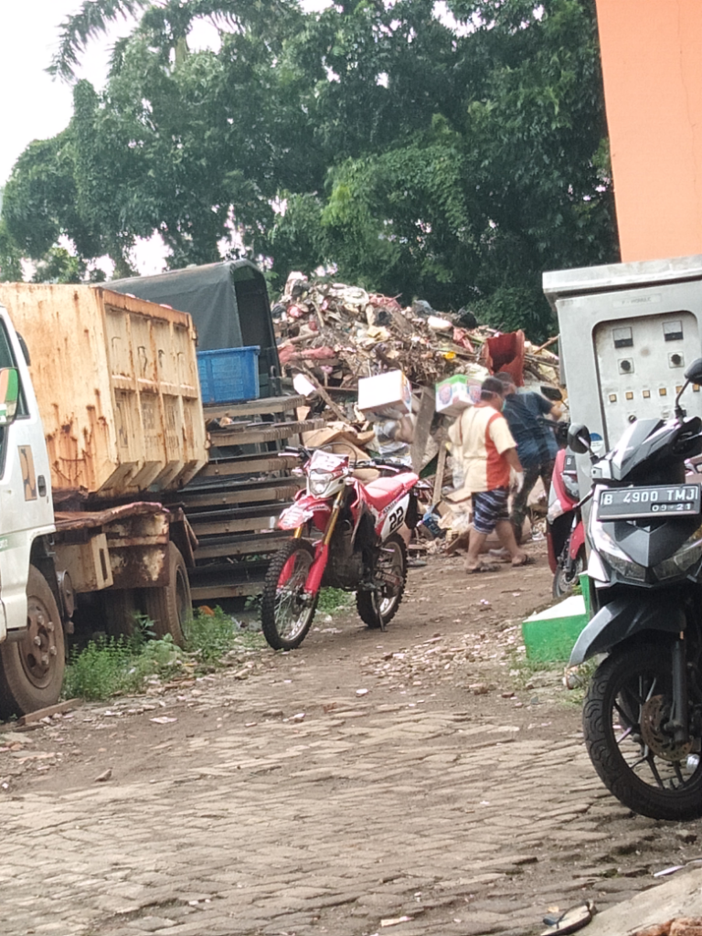 Sampah Jakarta Setelah Pasca Banjir, Adakah Solusinya?