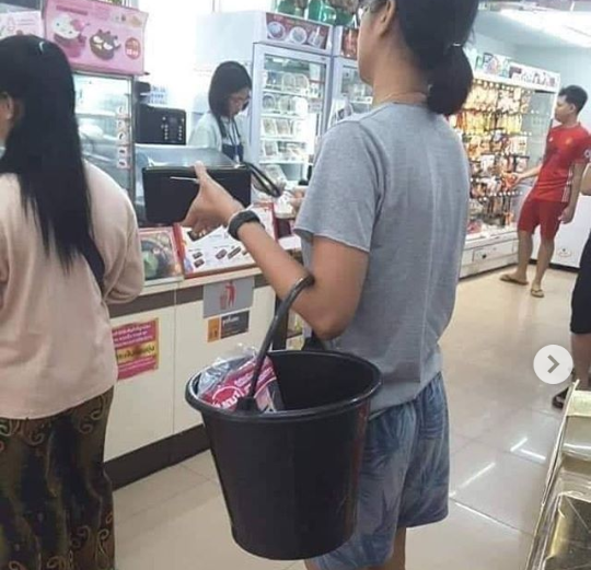 Cara Unik Negara Thailand Mengurangi Kantong Plastik! Tas Branded Buat Belanja?