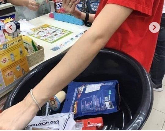 Cara Unik Negara Thailand Mengurangi Kantong Plastik! Tas Branded Buat Belanja?