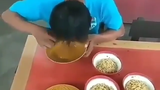 Video Pria Makan Mie Instan Kesetanan, Habis Lima Mangkok! Orang Atau Genderuwo?