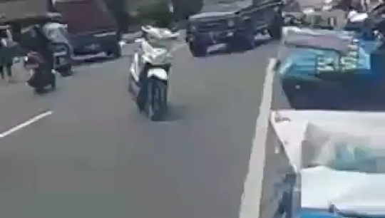 Emak Sultan Pemilik Lahan, Santuy Parkir Motor di Tengah Jalan! Gak Bahaya Ya?