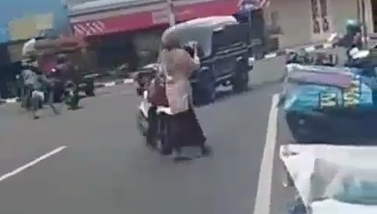 Emak Sultan Pemilik Lahan, Santuy Parkir Motor di Tengah Jalan! Gak Bahaya Ya?