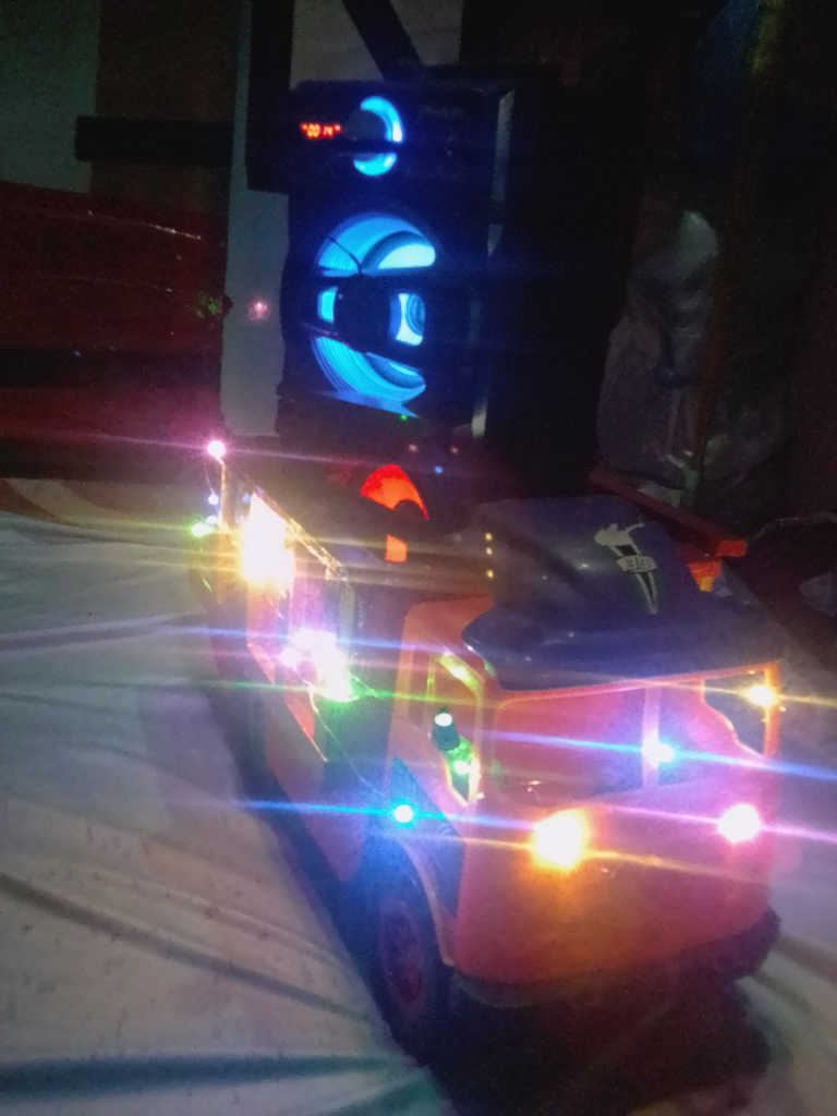 Jadi Orang Tua Kreatif, Mobil Mainan Bekas Di Sulap Jadi Miniatur Truk Sound Keren !