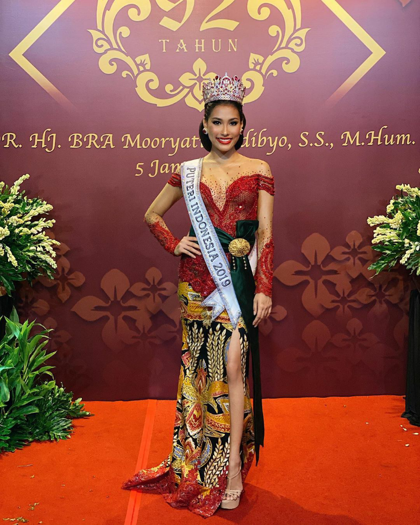Puteri Indonesia Berkebaya Di Acara Tadi Malam. Bak Bidadari Turun Khayangan!