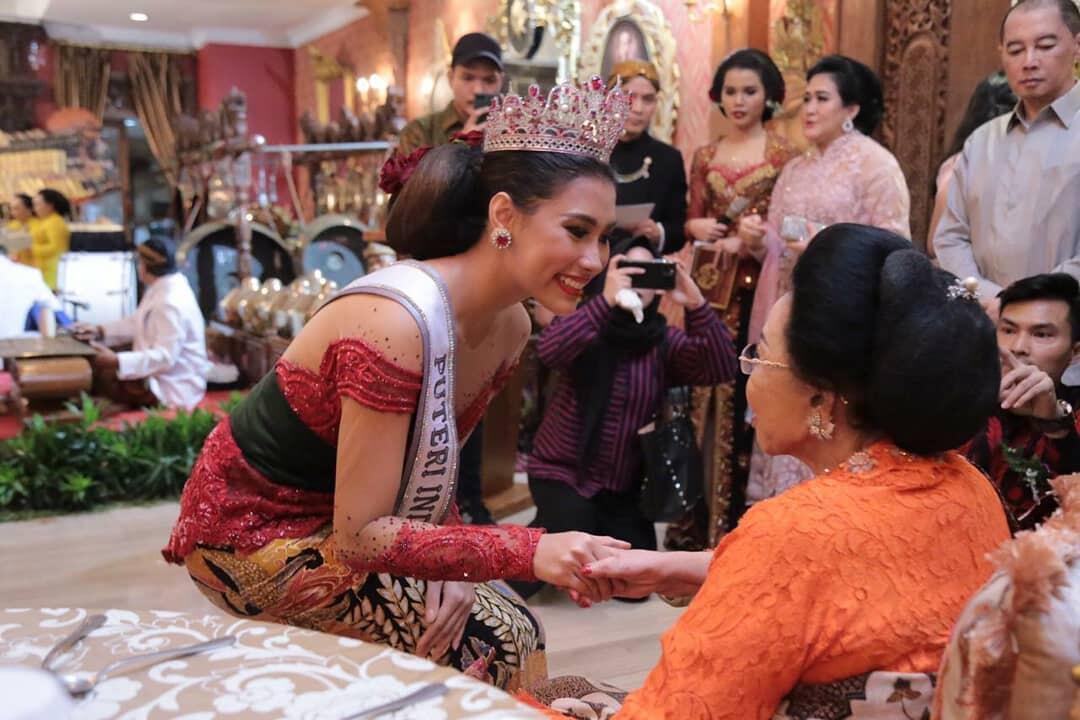 Puteri Indonesia Berkebaya Di Acara Tadi Malam. Bak Bidadari Turun Khayangan!