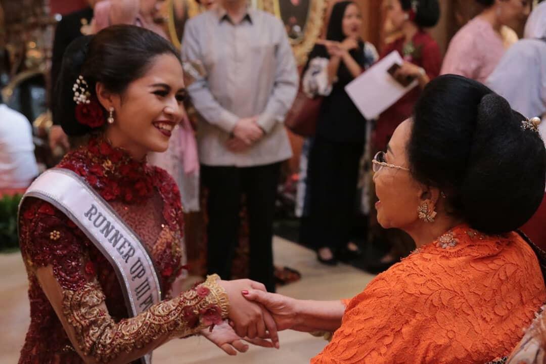Puteri Indonesia Berkebaya Di Acara Tadi Malam. Bak Bidadari Turun Khayangan!