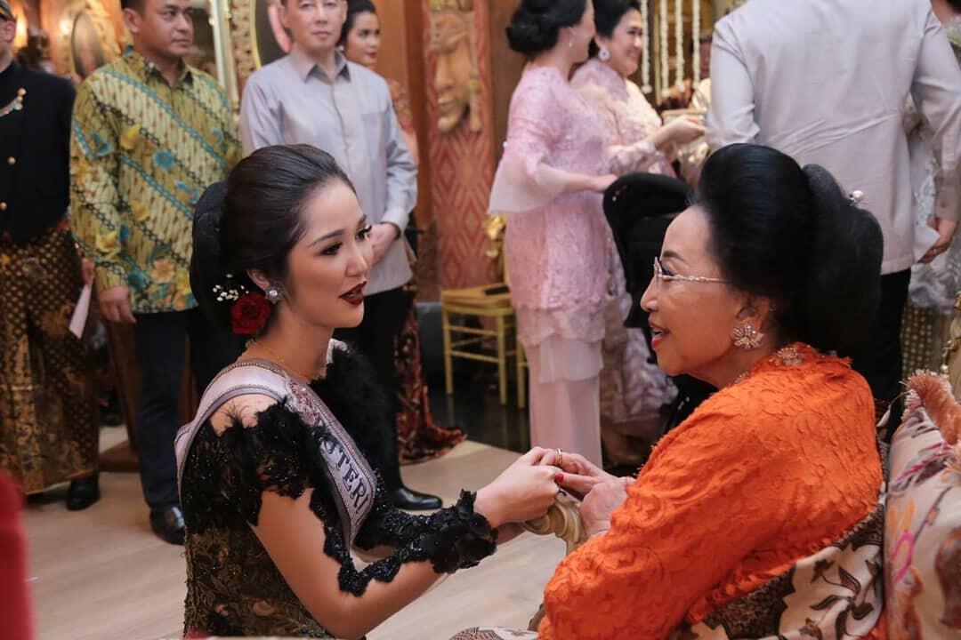 Puteri Indonesia Berkebaya Di Acara Tadi Malam. Bak Bidadari Turun Khayangan!