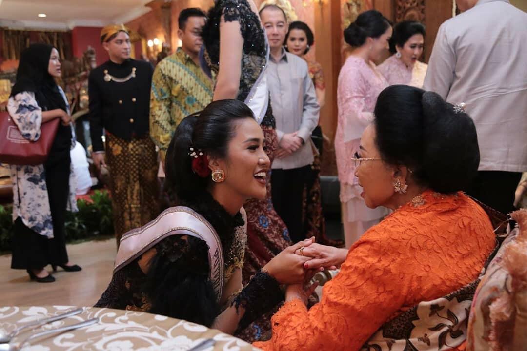 Puteri Indonesia Berkebaya Di Acara Tadi Malam. Bak Bidadari Turun Khayangan!