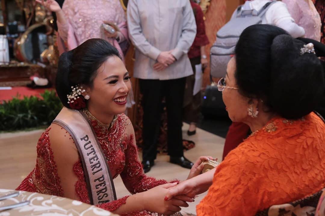 Puteri Indonesia Berkebaya Di Acara Tadi Malam. Bak Bidadari Turun Khayangan!