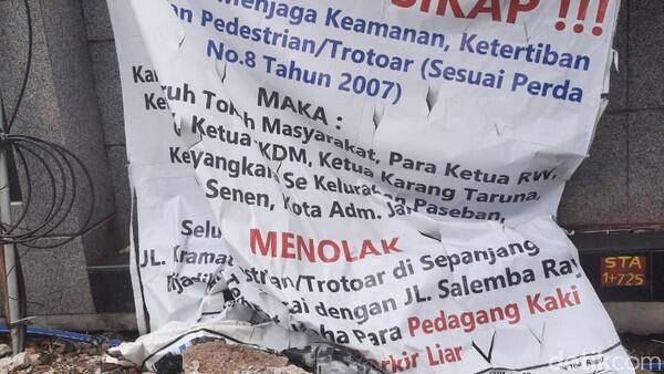 Warga Pasang Spanduk, Tolak PKL Jualan di Trotoar Jl Kramat-Salemba Raya