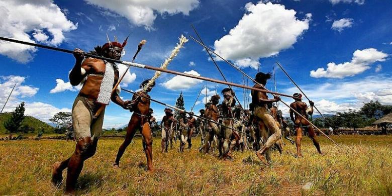 Peluang dan Ancaman Perdamaian Papua dari Suara Pastor dan Koteka